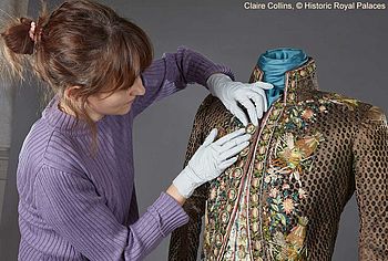Alice Young (sie ist Textile Treatment Conservator) bereitet den Herrenanzug aus dem Jahr 1790 für die Ausstellung vor.