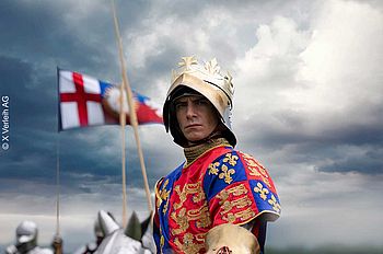 Harry Lloyd kostümiert als Ritter bzw. König Richard III.