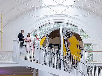 Spiegelnde Kunstobjekte im Zentrum der Wendeltreppe