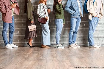 Schlangestehen in Perfektion – Auf den richtigen Abstand kommt es an