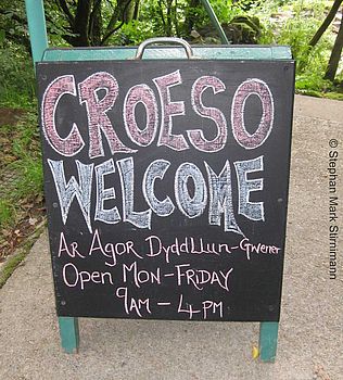 Restaurant-Schild mit der Aufschrift „Croeso“, das im Walisischen soviel wie „Willkommen" bedeutet.