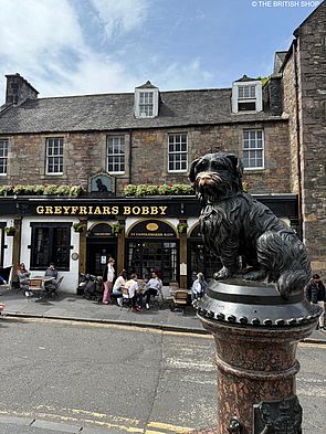 Die Statue von Greyfriars Bobby vor dem gleichnamigen Pub in Edinburgh