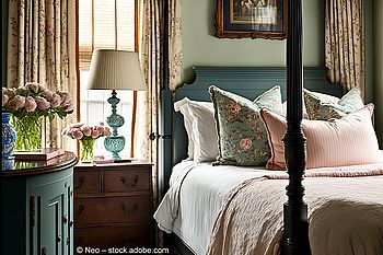 Himmelbett mit vielen Kissen in einem Schlafzimmer