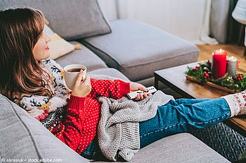 Eine Frau schaut Fernsehen