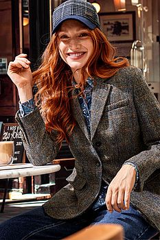 Frau in modischem Harris-Tweed-Blazer