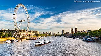 Blick auf die Themse in London mit London Eye, Ausflugsschiff und Houses of Parliament