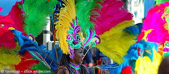 Eine Frau in farbenfrohem Feder-Kostüm beim Carnival