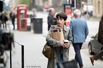 Sally Hawkins als Philippa Langley unterwegs in den Straßen von Edinburgh