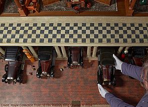 Die Garage von Queen Mary's Dolls' House mit mehreren Fahrzeugen