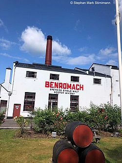 Außenansicht der Whisky-Destillerie Benromach