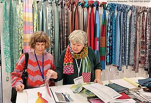 Carolin Sheikholeslami im Gespräch mit Anke McKernan an deren Messestand