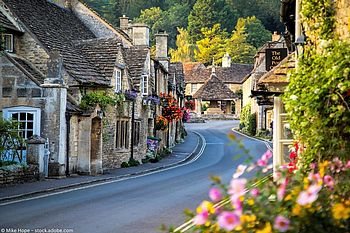 Eine ländliche Straße mit alten Häusern in den Cotwolds