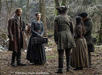 Sam Heughan als Jamie Fraser und Caitriona Balfe als Claire Randall in der TV-Serie "Outlander"
