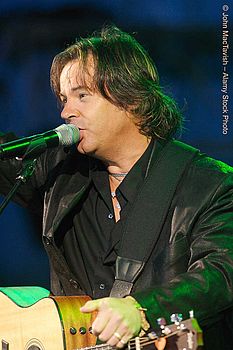 Bruce Guthro, Frontmann der Band Runrig, singt beim Konzert "Beat The Drum" am Ufer von Loch Ness im Jahr 2007
