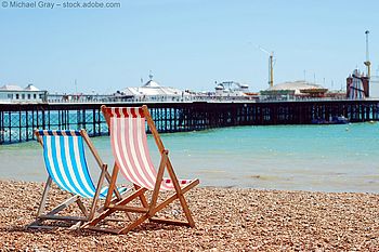 Liegestühle am Strand von Brighton in England