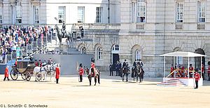 Prinz William (auf dem Pferd) ist für die Inspektion der Truppen eingetroffen.