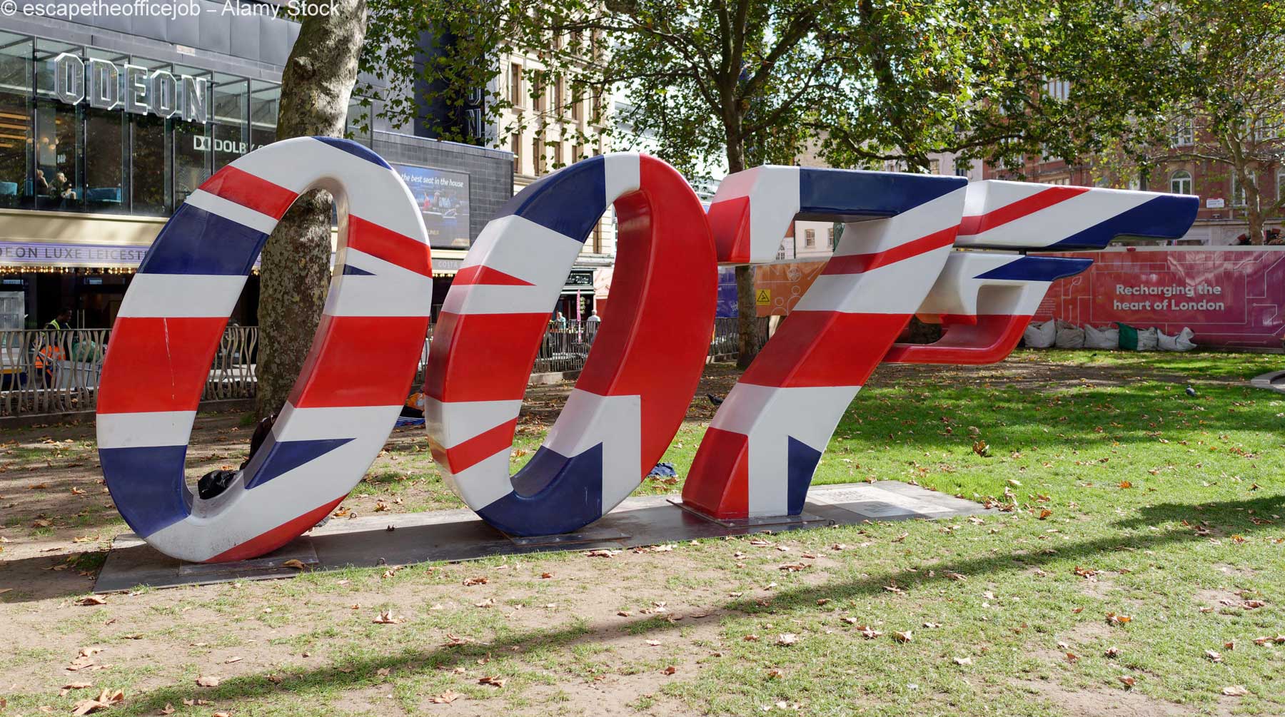 Großer 007-Schriftzug in Anlehnung an die britische Flagge, den Union Jack