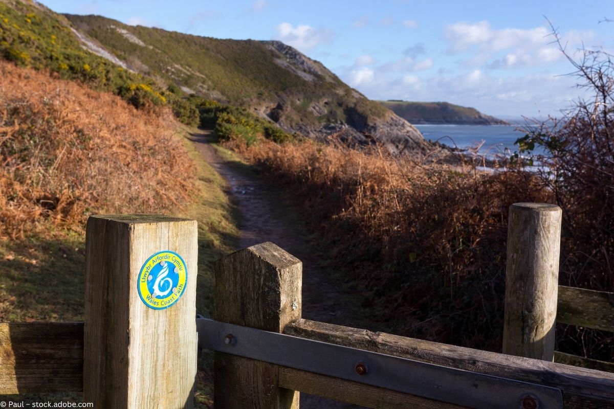 Der Wales Coast Path: Immer der Muschel mit Drachenschwanz nach!