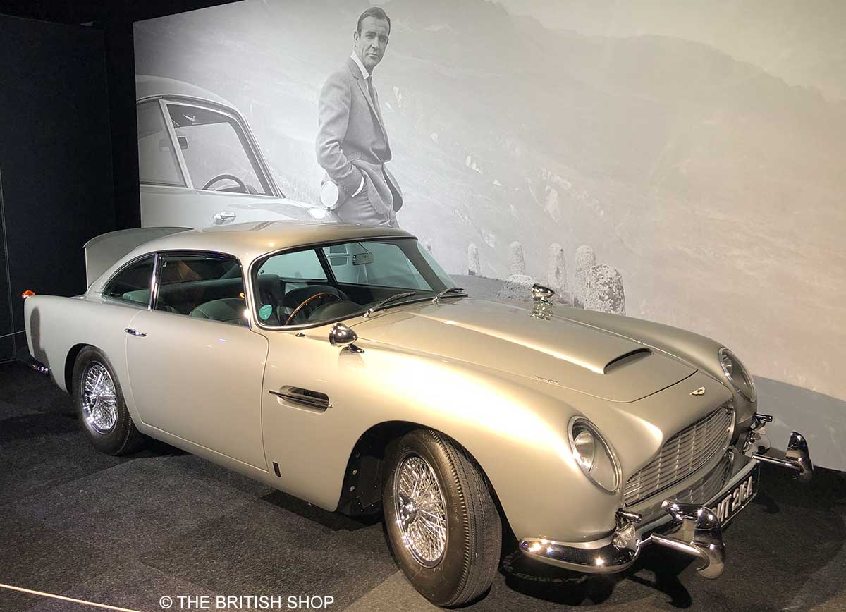Aston Martin DB5, im Hintergrund ein Foto von Sean Connery als James Bond