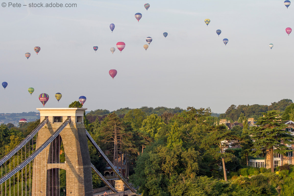 Heißluftballons über der Clifton-Hängebrücke in Bristol