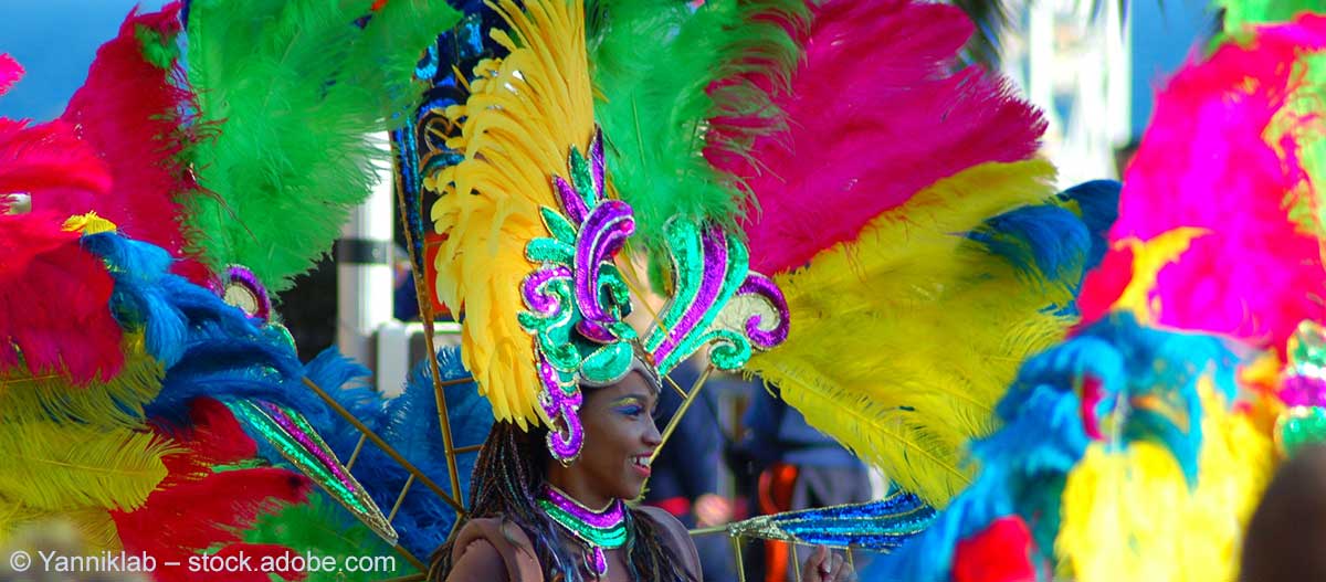 Eine Frau in farbenfrohem Feder-Kostüm beim Carnival