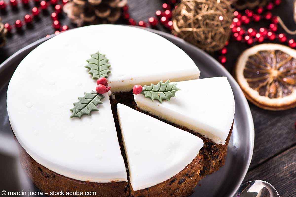Christmas Cake mit Trockenfrüchten und Zuckerguss 