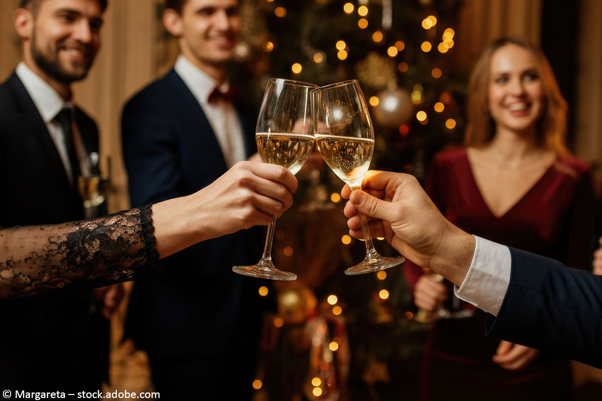 Eine Gruppe festlich gekleideter Menschen, die mit Sekt anstoßen