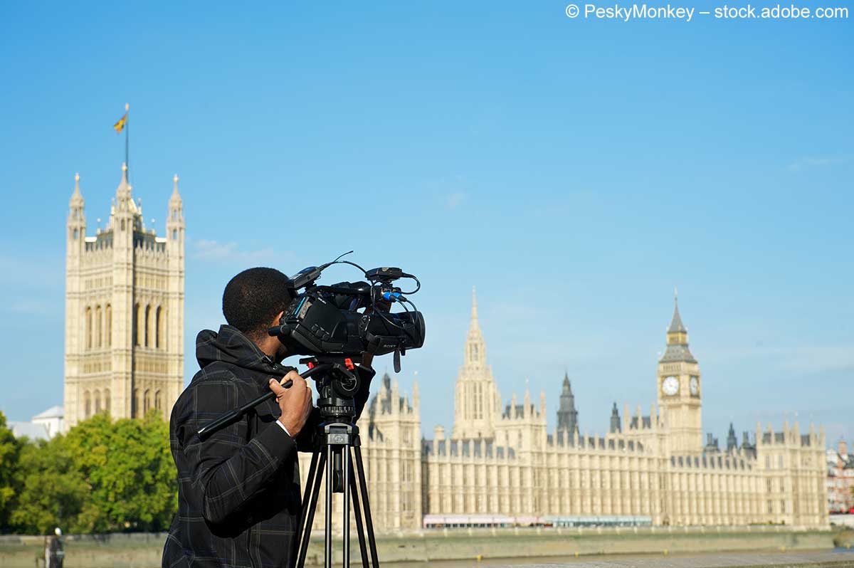 Kameramann filmt in London am Ufer der Themse den Palace of Westminster
