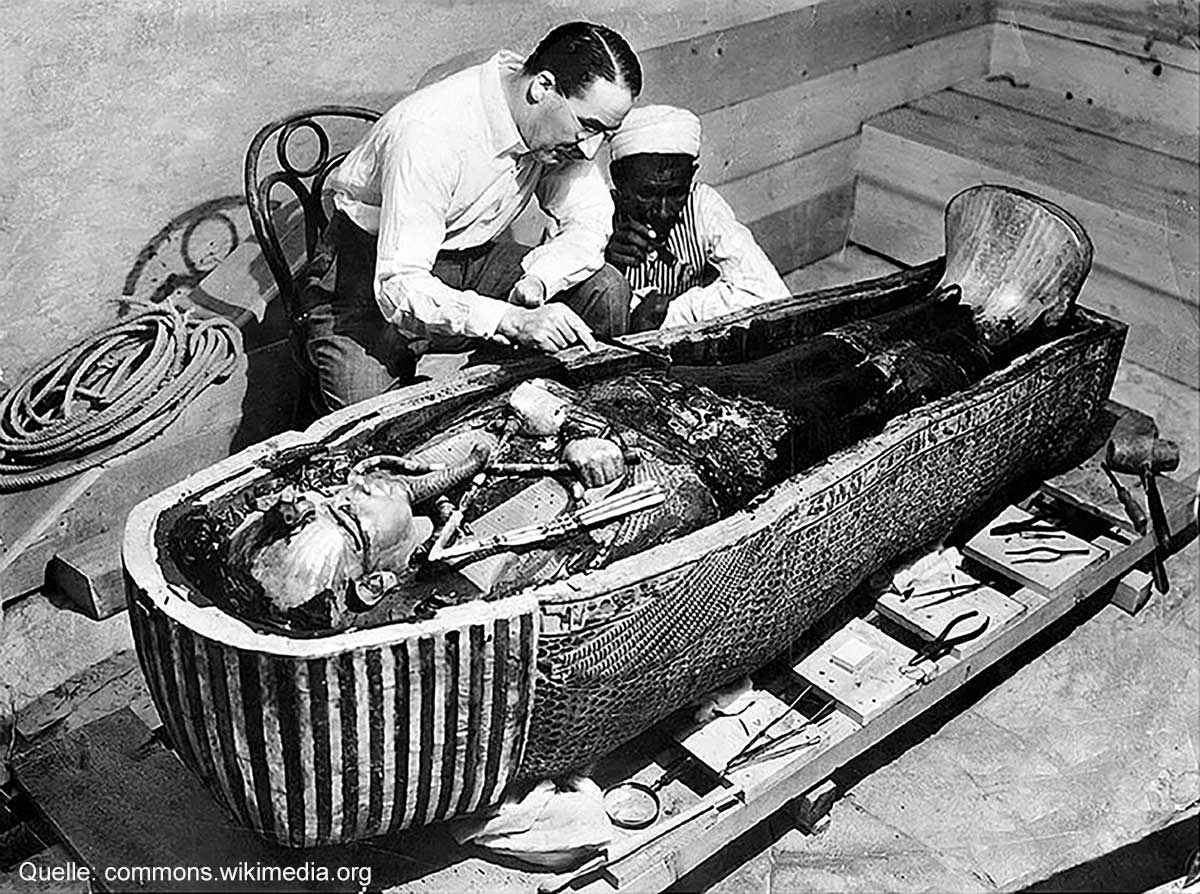 Howard Carter arbeitet am inneren Sarkophag des Grabmals von Tutanchamun.