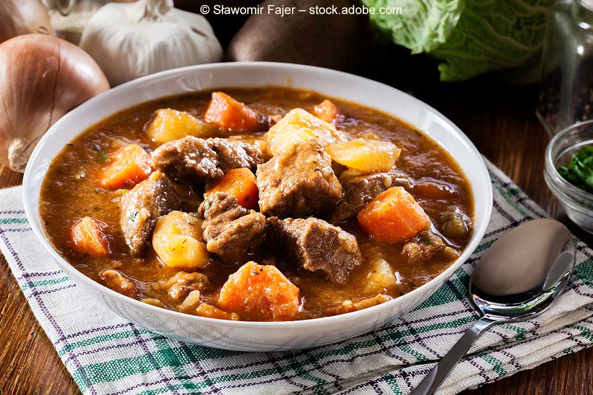 Irish Stew mit Lammfleisch, Kartoffeln und Möhren in einem Suppenteller serviert