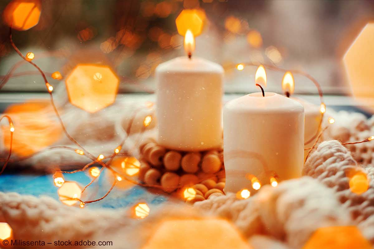 Drei brennende Kerzen erzeugen stimmungsvolles Licht