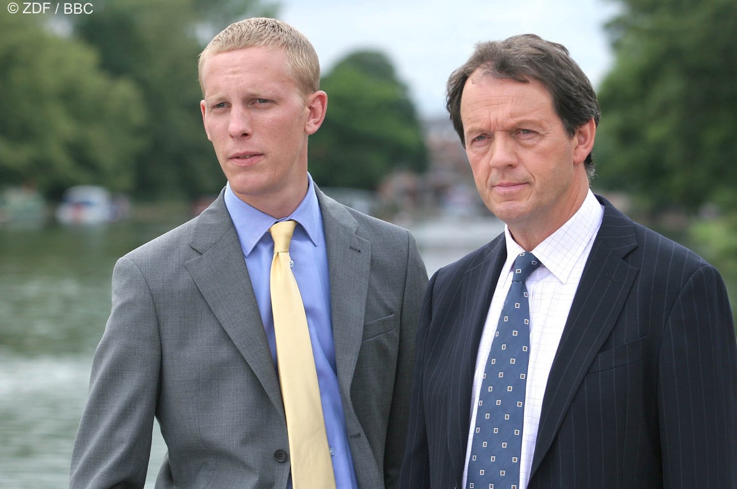 Ermittlerduo: Robert Lewis (Kevin Whately; rechts im Bild) und James Hathaway (Laurence Fox). © ZDF / BBC