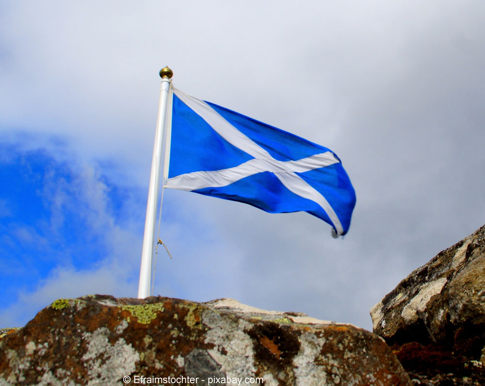 Schottische Nationalflagge: weißes Kreuz auf blauem Grund