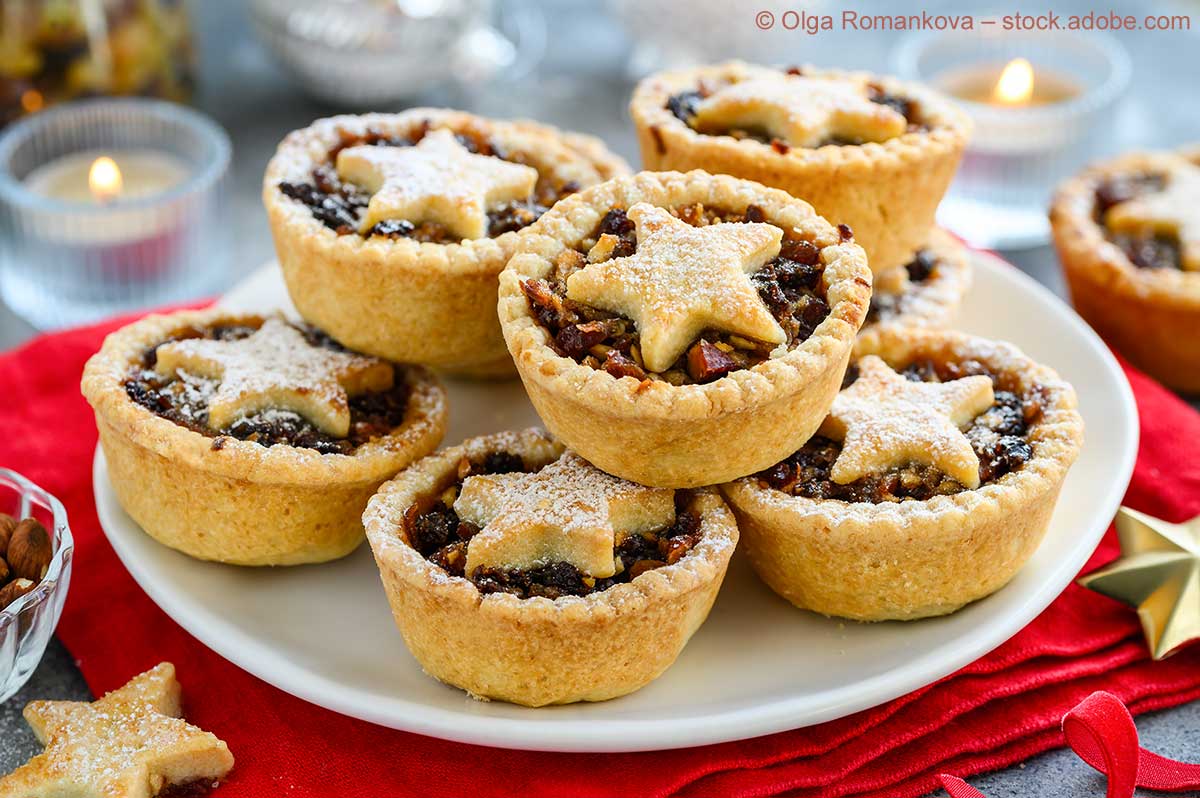 Hausgemachte Mince Pies auf einem Teller