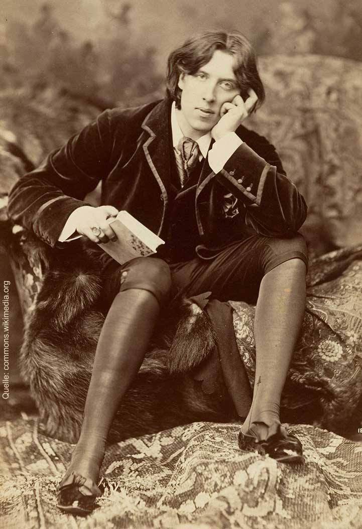 Oscar Wilde sitzt auf einem Sofa, fotografische Aufnahme von Napoleon Sarony aus dem Jahr 1882