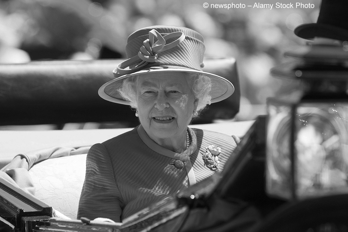 Queen Elizabeth II. in einer Kutsche sitzend beim Pferderennen Royal Ascot im Jahr 2010