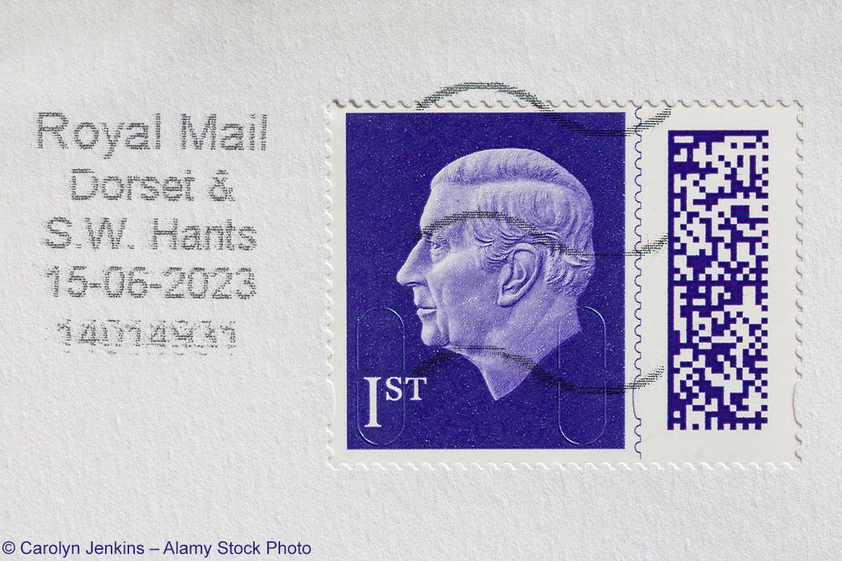 Pflaumenviolette 1.-Klasse-Briefmarke der britischen Royal Mail mit dem Antlitz von König Charles III. auf einem Briefumschlag